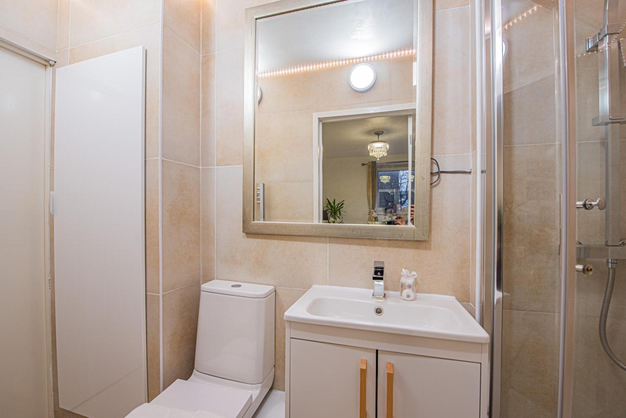 Lovely 3 Bed House With Garden Appartamento