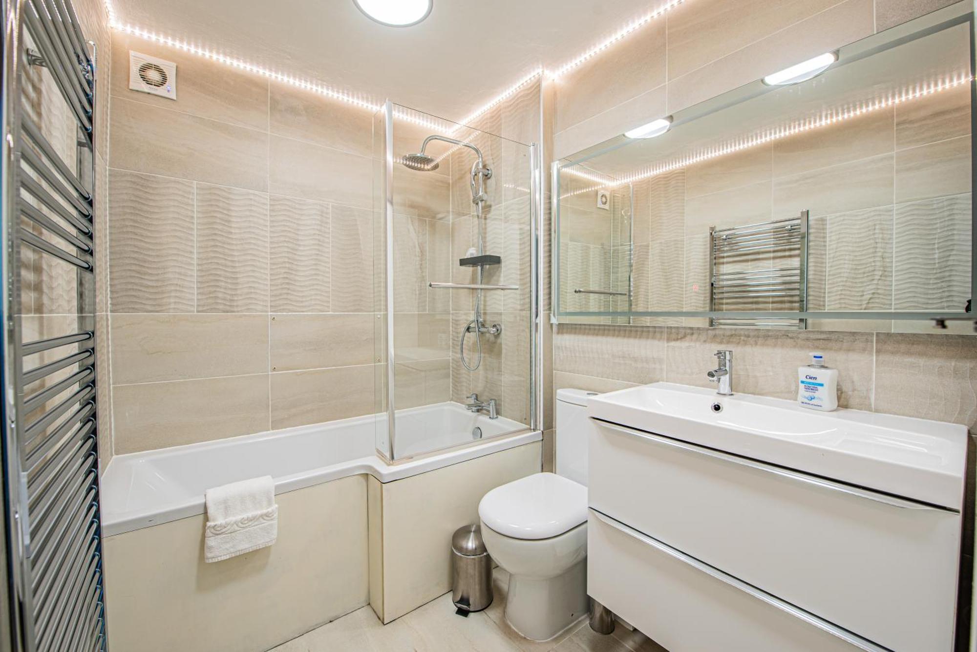 Lovely 3 Bed House With Garden * Londra