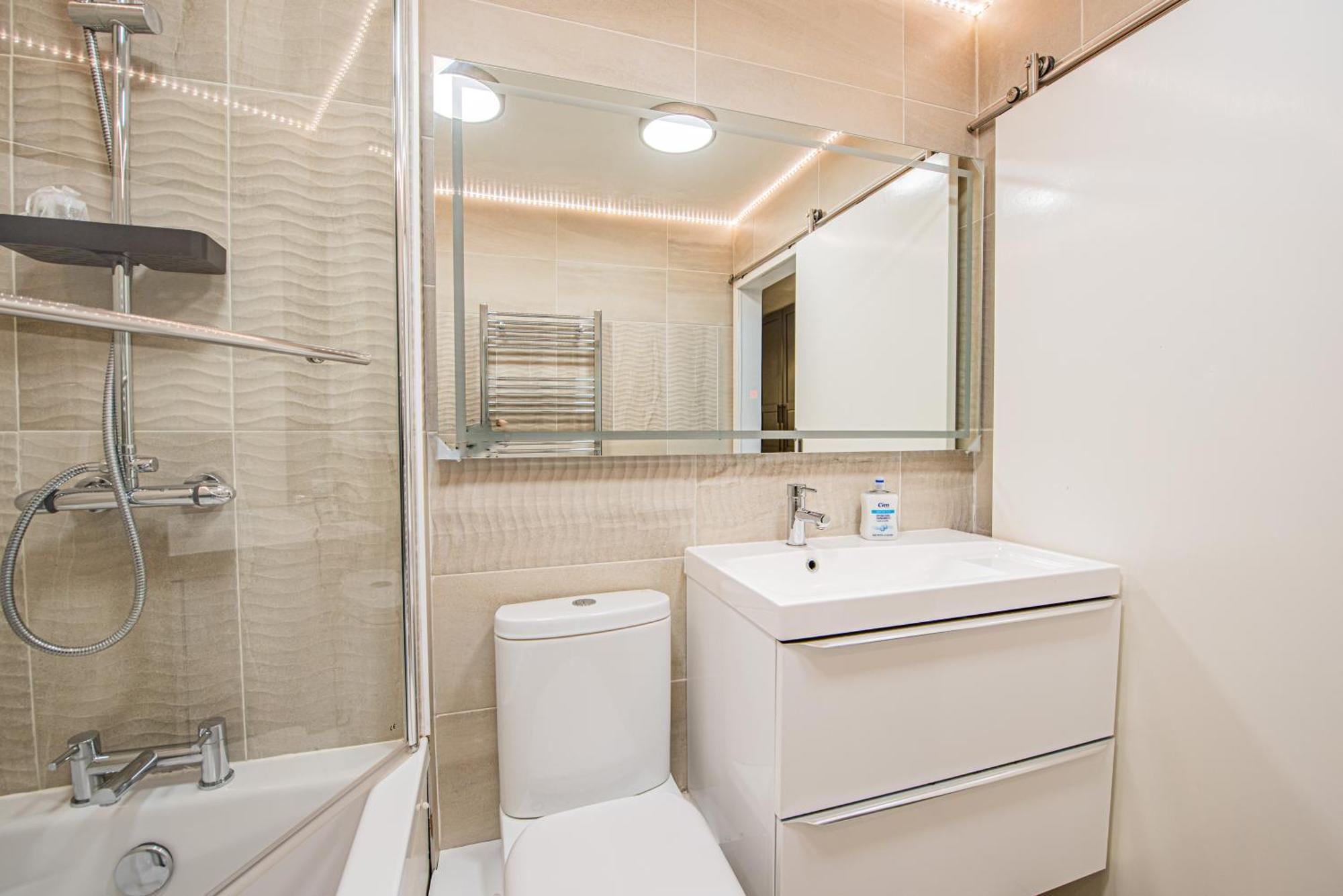Lovely 3 Bed House With Garden Appartamento