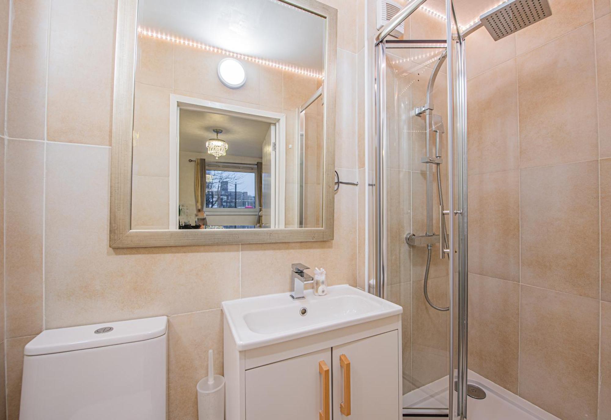 Lovely 3 Bed House With Garden Londra